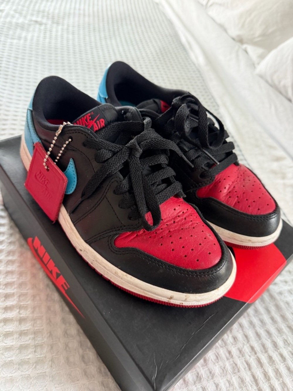 Nike AIR JORDAN 1 RETRO  Low-Top Sneakers in Black / Gym Red / Dk Powder Blue
